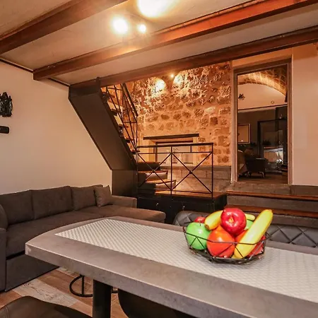 Apartament Medieval Estiva *